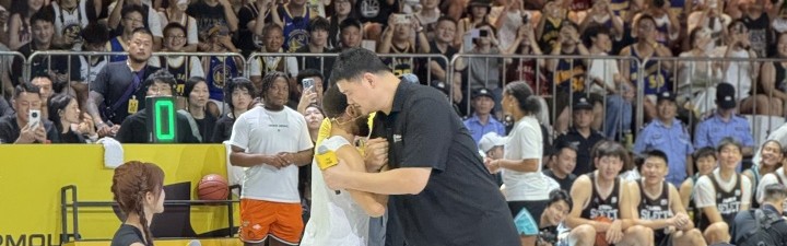 两代人的青春！姚明中场上台致辞 与库里展现最萌体型差！