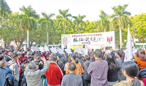 小场地踢出全民热|足球|梅江区|足球联赛|赛事|十五运会_新浪体育_新浪新闻