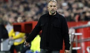 爱游戏官网入口-世体：遭遇小意外，巴萨主帅弗里克训练场上摔倒导致手部受伤