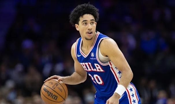 爱游戏官网下载-76人再遭伤病沉重打击，超级新人提前告别本赛季