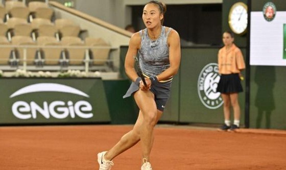 爱游戏官网-郑钦文速扫挺进法网32强 首个八强无人能阻挡？