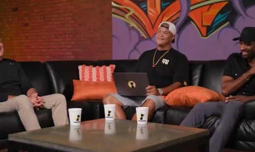 爱游戏官网-库篮球运营总裁库班透露，偶遇佩林卡时对方难掩得意神色，面带神秘微笑似在暗示惊喜布局