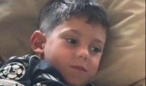 踢球的大哥哥！马斯坦托诺将自己的河床球衣送给了巴尔韦德儿子