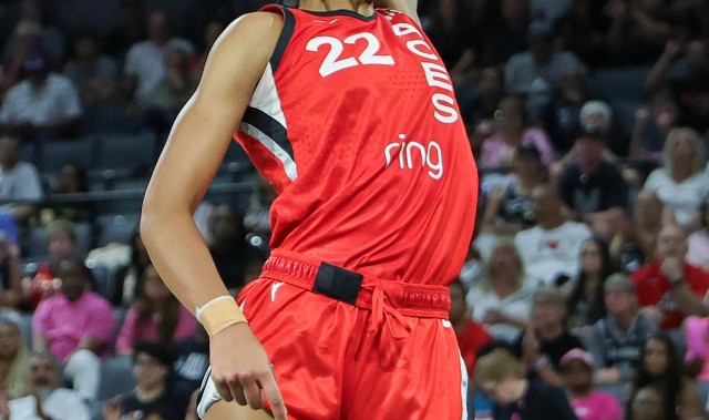 炸裂！阿贾-威尔逊赛季22次砍至少20分15板 超查尔斯独占历史第一