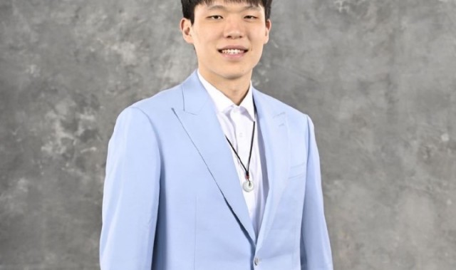 爱游戏官网APP-杨瀚森微博头像焕新：从约基奇趣味造型转为正式西装形象